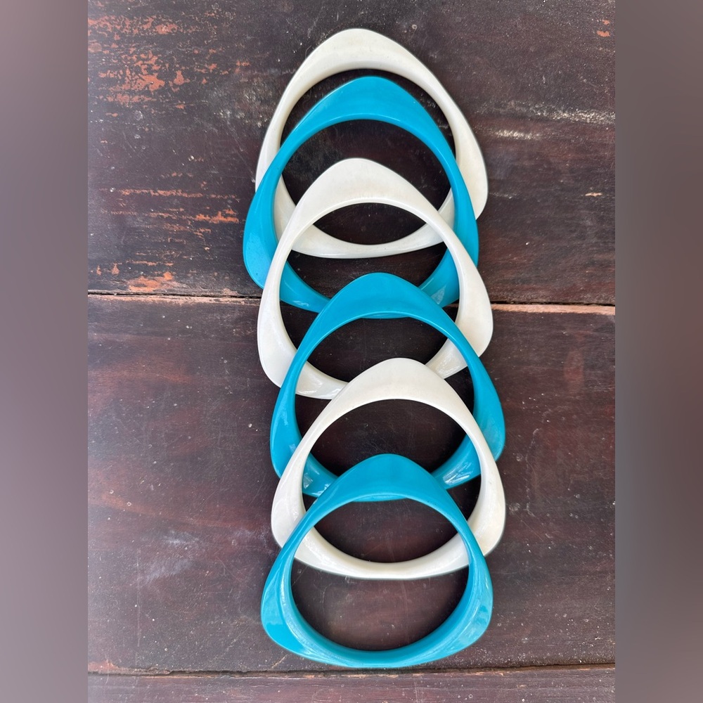 Vintage Triangular Lucite Bangle Braclet Set Of 6 - image 1